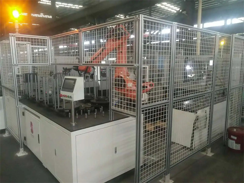 钢板网车间安全栏：保护工人安全的重要设施